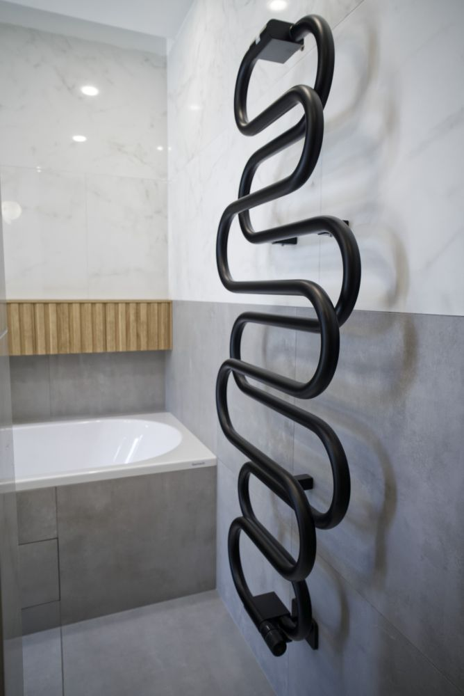 Realizace minimalistické koupelny – velkoformátové obklady a dlažba v dokonalých imitacích, asymetrická vana i sprcha bez vaničky 11