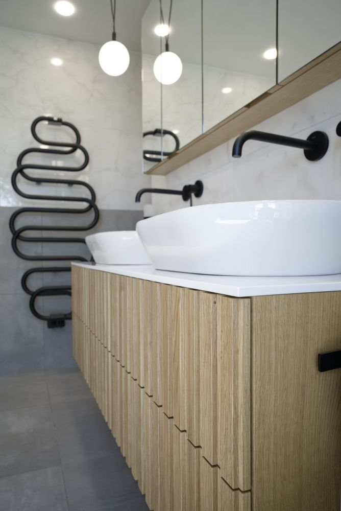 Realizace minimalistické koupelny – velkoformátové obklady a dlažba v dokonalých imitacích, asymetrická vana i sprcha bez vaničky 12